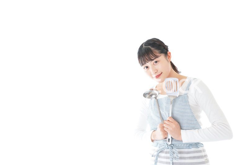 クッキングをする若い女性