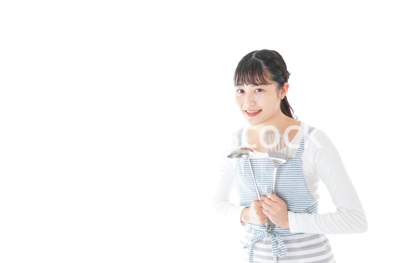 クッキングをする若い女性