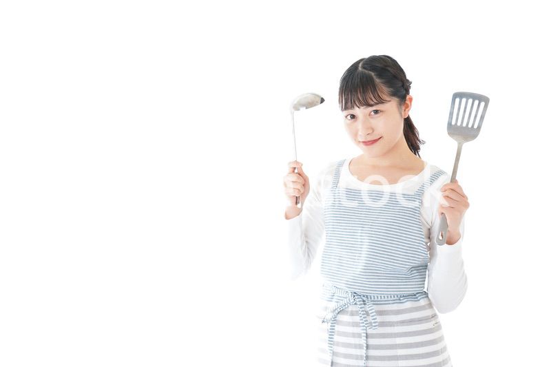 クッキングをする若い女性