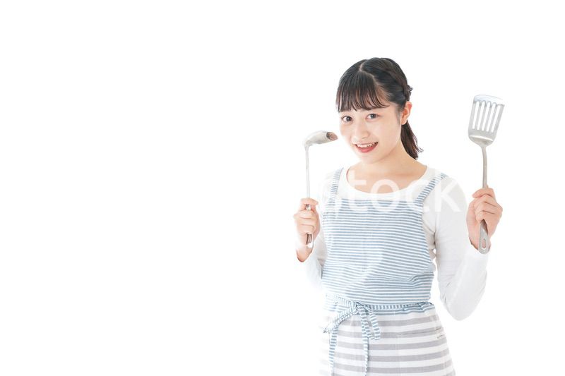 クッキングをする若い女性