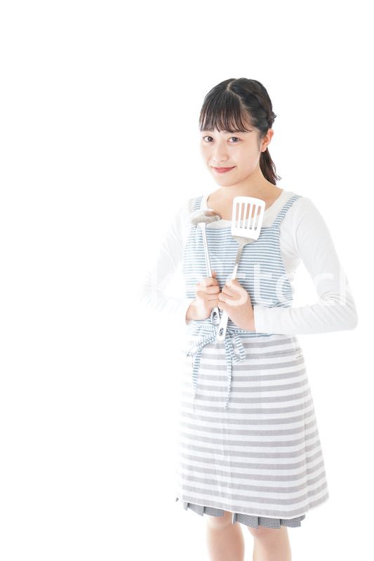 クッキングをする若い女性