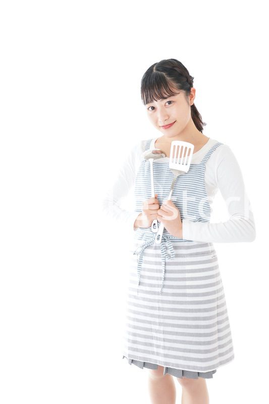 クッキングをする若い女性