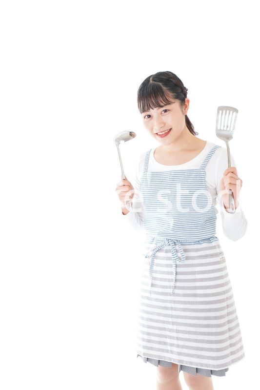 クッキングをする若い女性