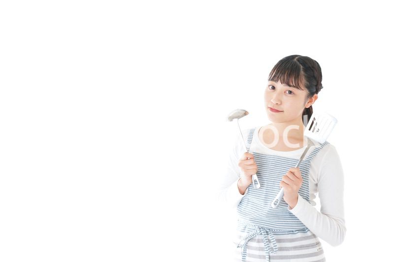 クッキングをする若い女性