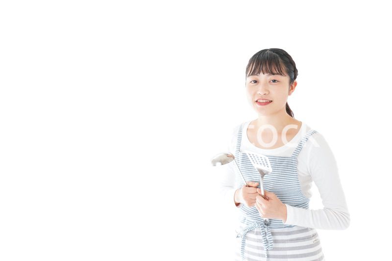 クッキングをする若い女性