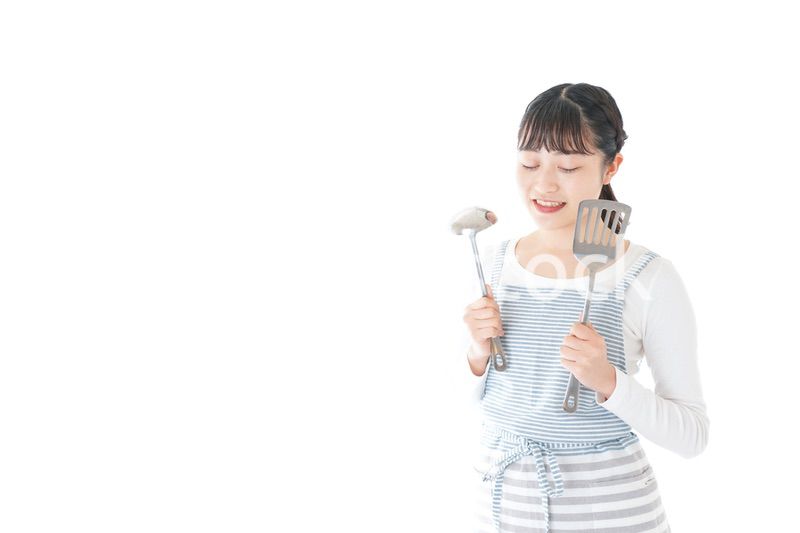 クッキングをする若い女性