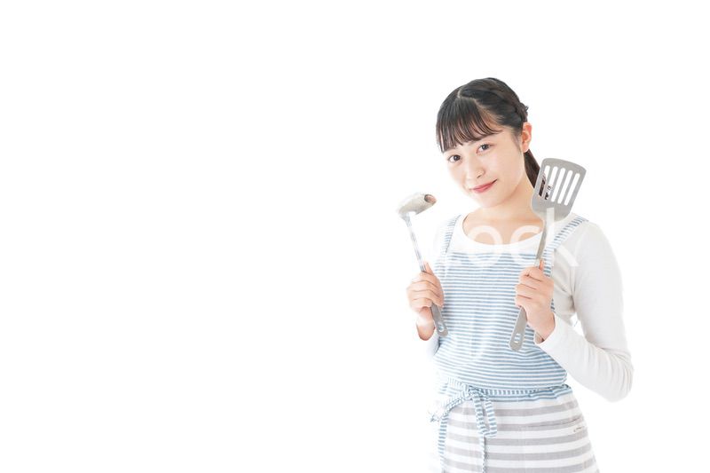 クッキングをする若い女性