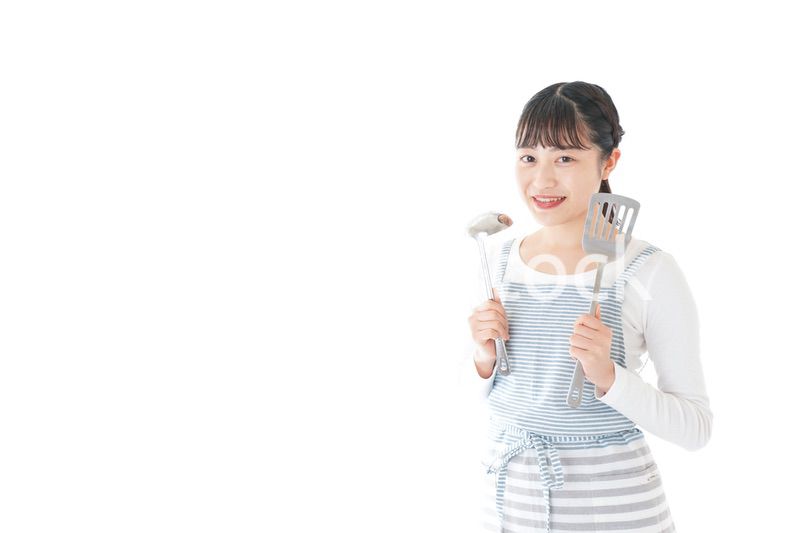 クッキングをする若い女性