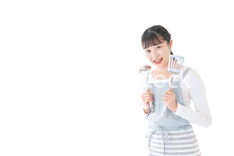 クッキングをする若い女性