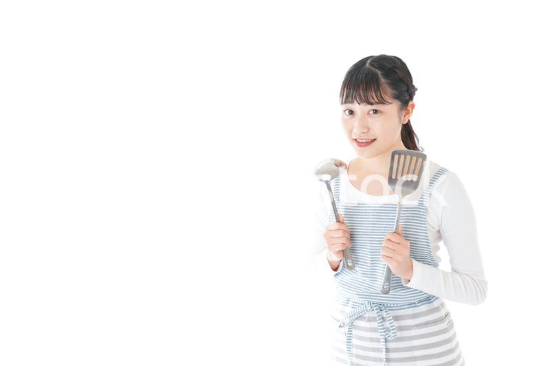 クッキングをする若い女性