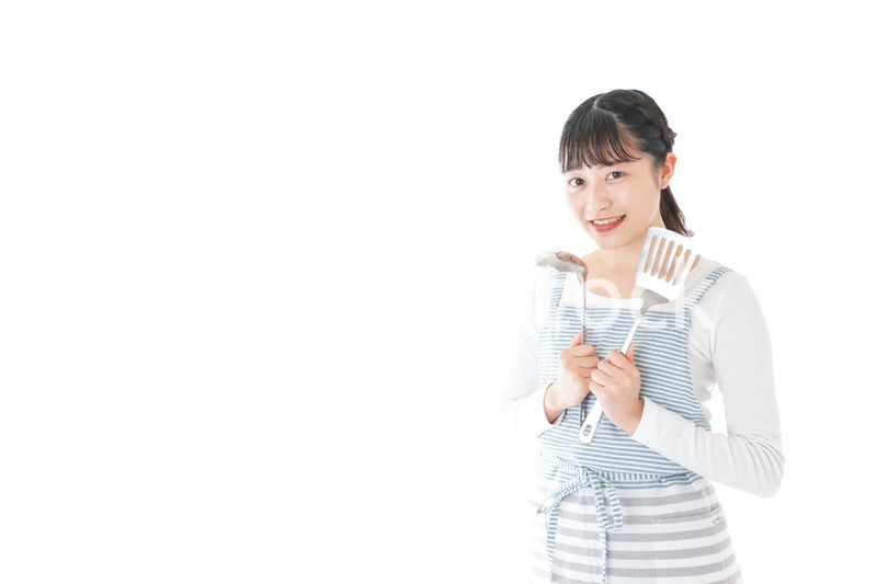 クッキングをする若い女性