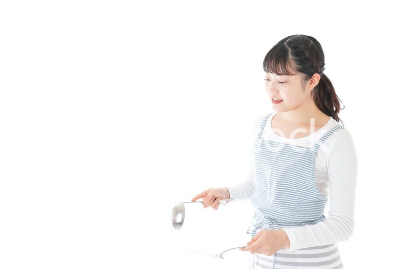 クッキングをする若い女性