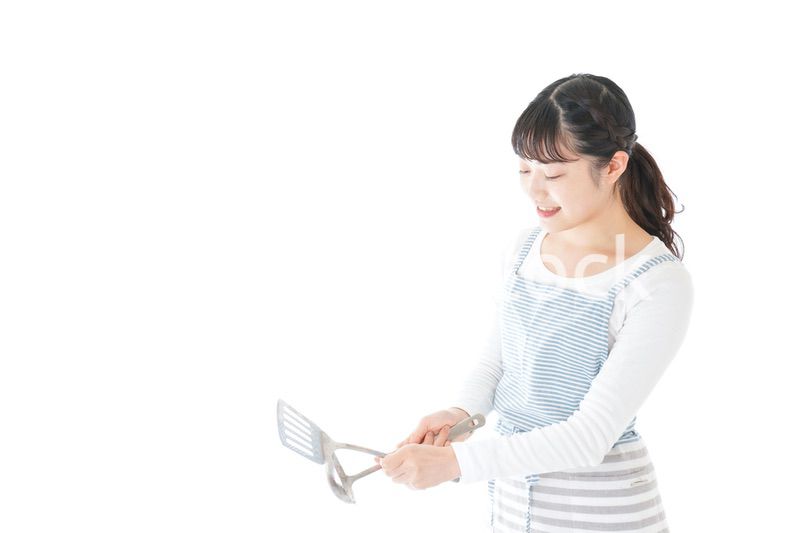 クッキングをする若い女性