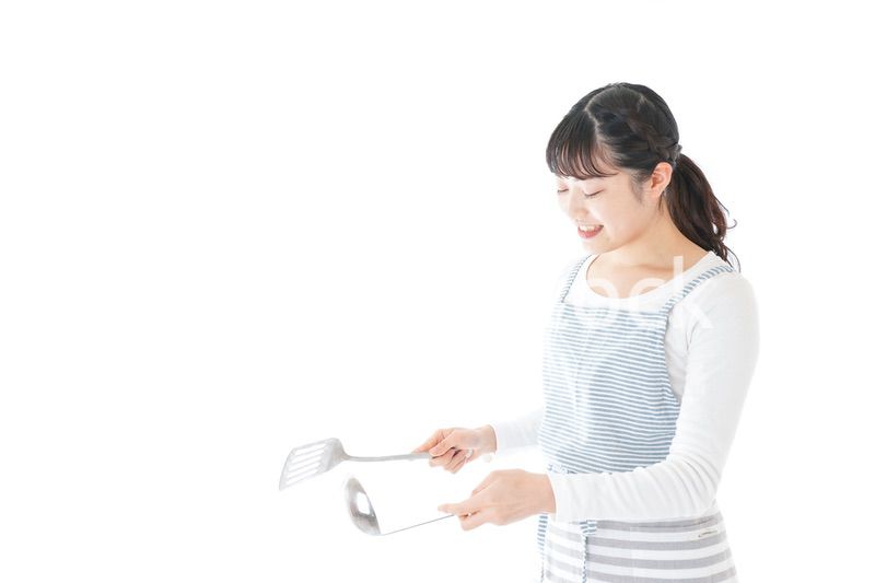 クッキングをする若い女性