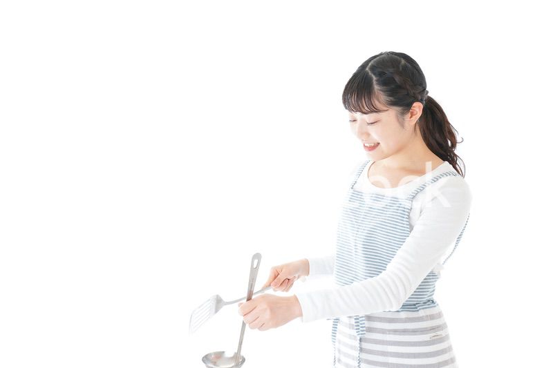 クッキングをする若い女性