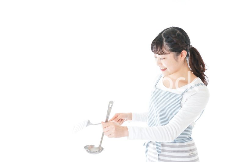 クッキングをする若い女性