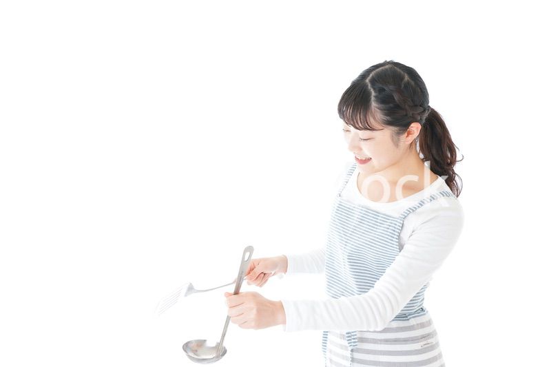 クッキングをする若い女性