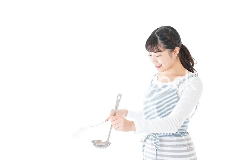 クッキングをする若い女性