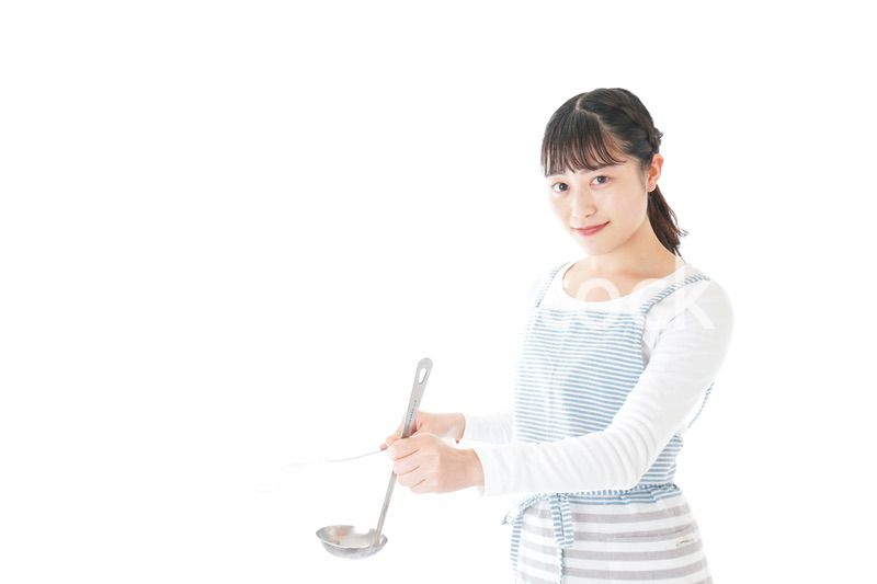 クッキングをする若い女性