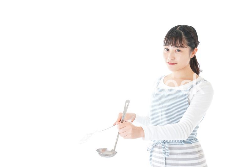 クッキングをする若い女性