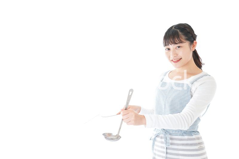 クッキングをする若い女性