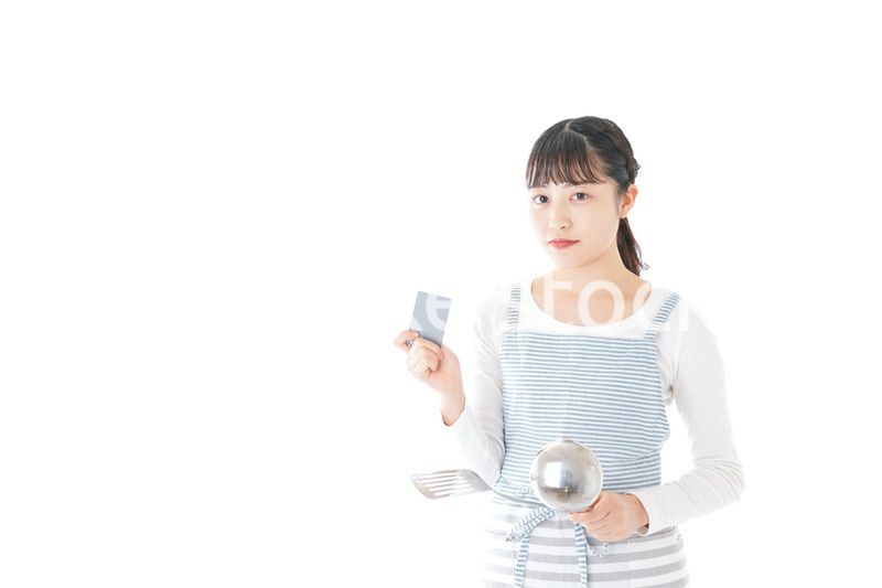 クッキングをする若い女性