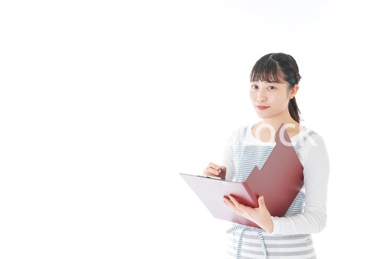 オーダーを確認する若いカフェスタッフ