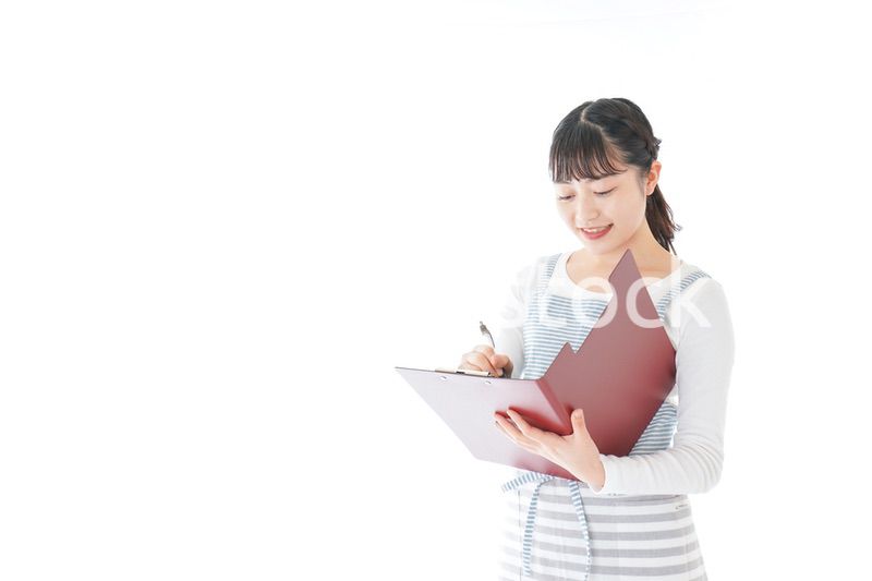 オーダーを確認する若いカフェスタッフ