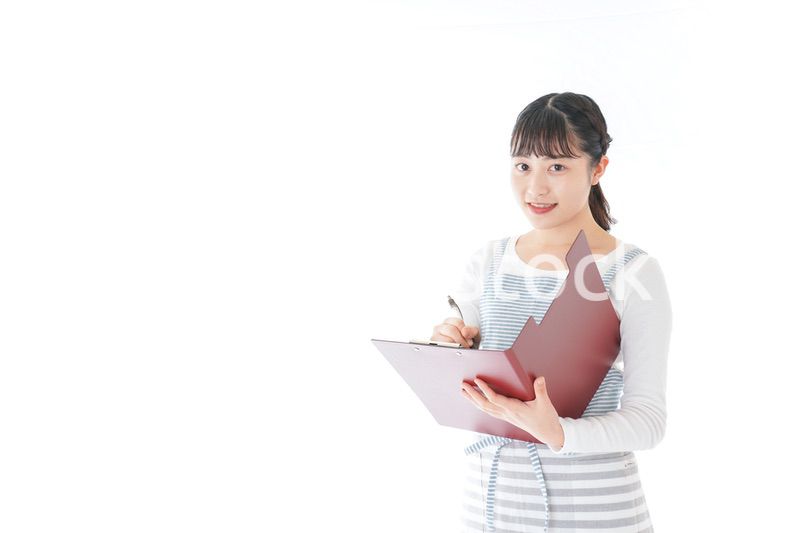 オーダーを確認する若いカフェスタッフ