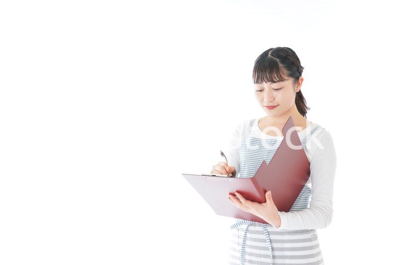 オーダーを確認する若いカフェスタッフ