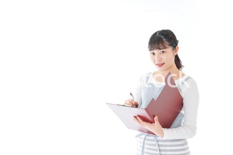 オーダーを確認する若いカフェスタッフ