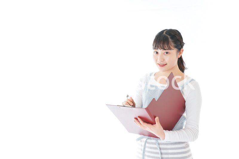 オーダーを確認する若いカフェスタッフ