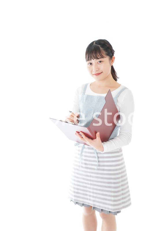 オーダーを確認する若いカフェスタッフ