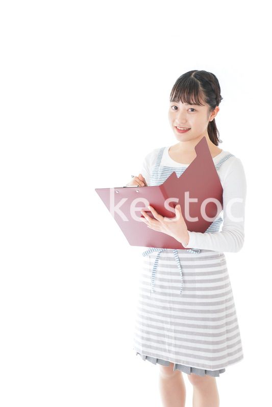 オーダーを確認する若いカフェスタッフ