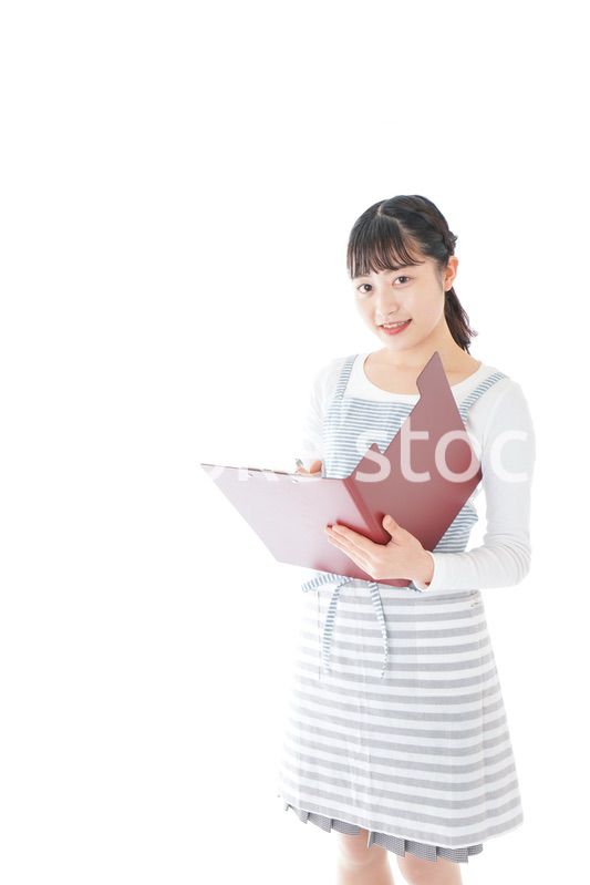 オーダーを確認する若いカフェスタッフ