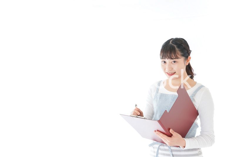 オーダーを確認する若いカフェスタッフ