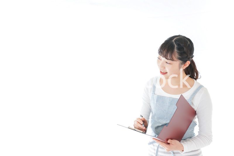 オーダーを確認する若いカフェスタッフ