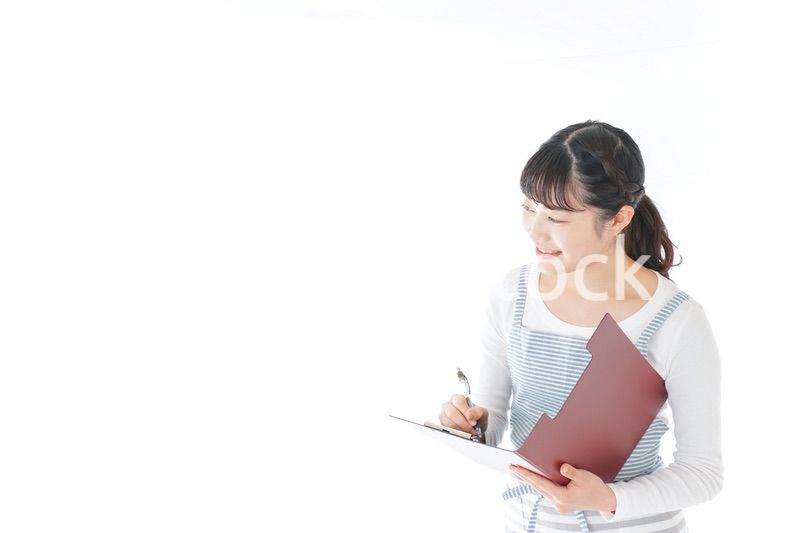 オーダーを確認する若いカフェスタッフ