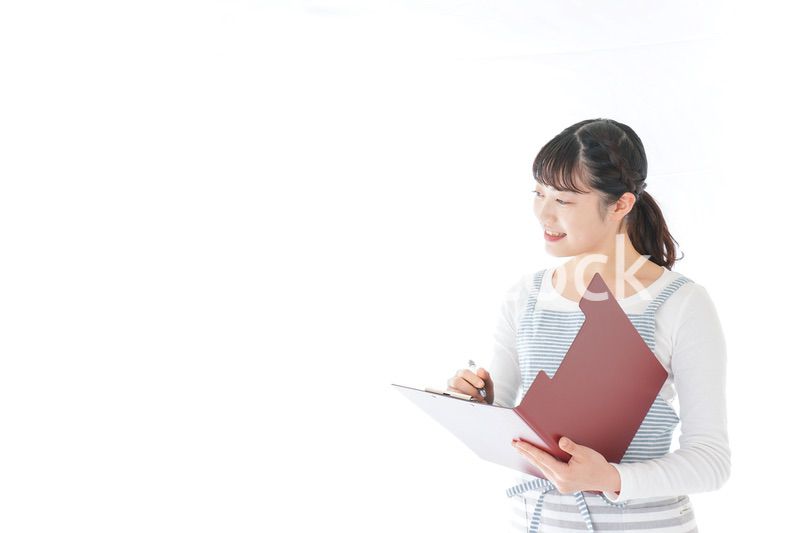 オーダーを確認する若いカフェスタッフ