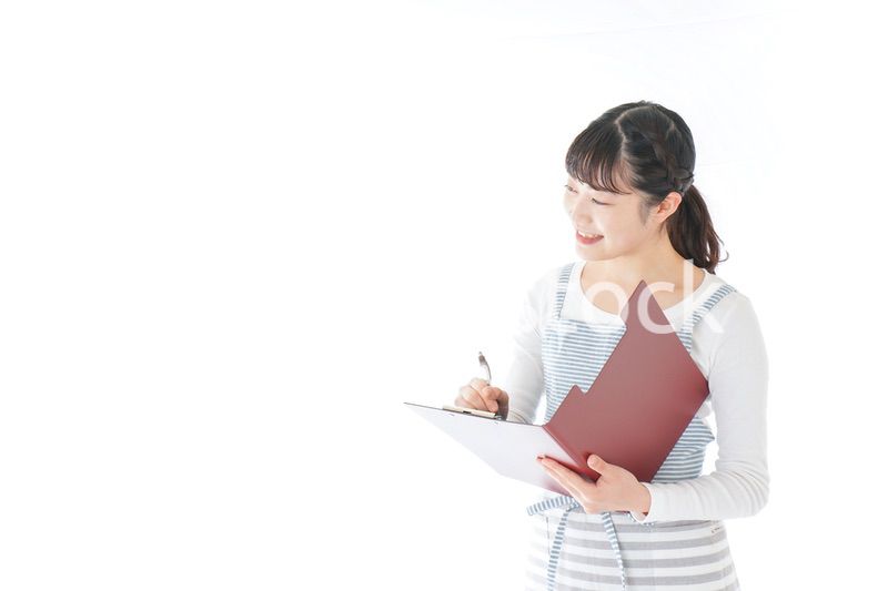 オーダーを確認する若いカフェスタッフ