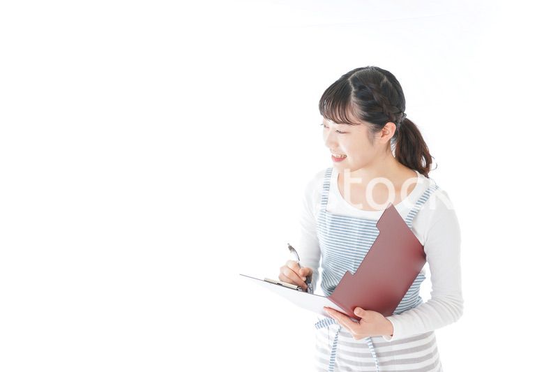 オーダーを確認する若いカフェスタッフ