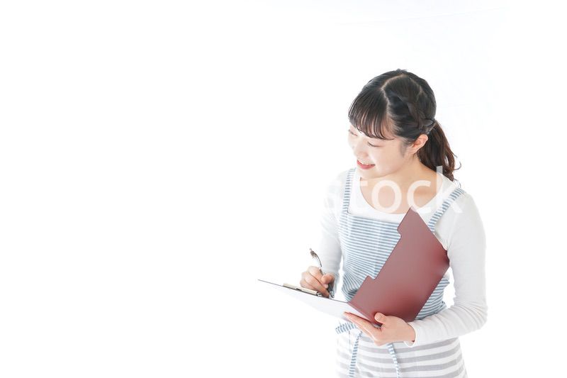 オーダーを確認する若いカフェスタッフ