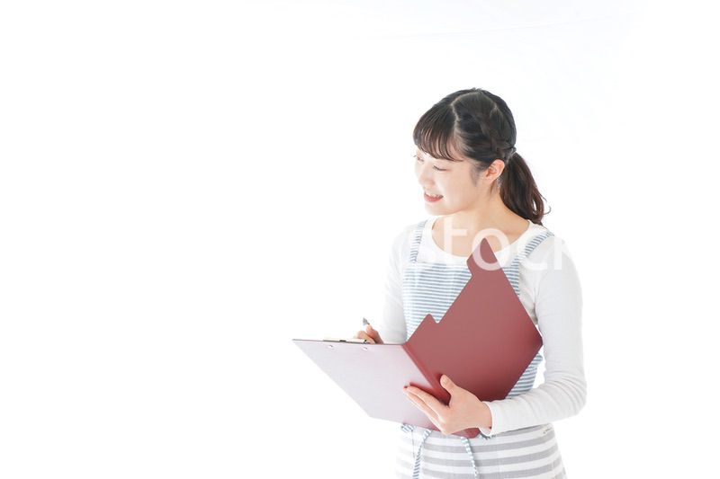 オーダーを確認する若いカフェスタッフ