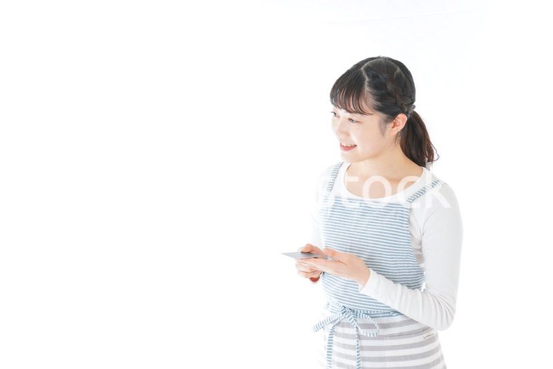 クレジットカード決済をする若いカフェスタッフ