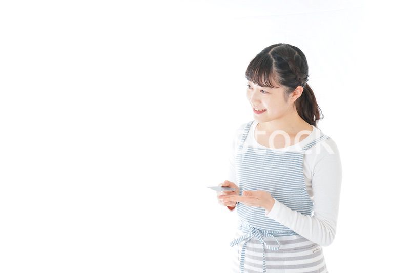 クレジットカード決済をする若いカフェスタッフ