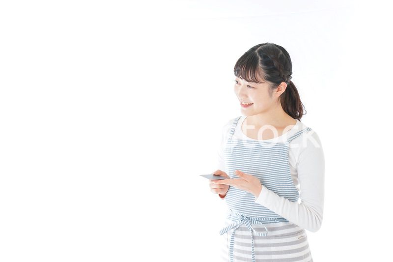 クレジットカード決済をする若いカフェスタッフ