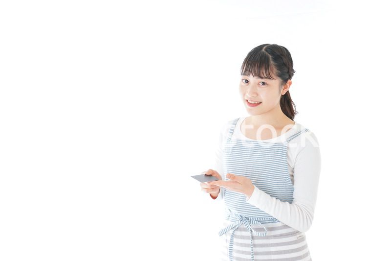 クレジットカード決済をする若いカフェスタッフ