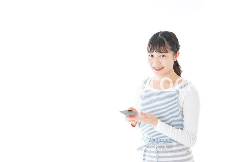 クレジットカード決済をする若いカフェスタッフ