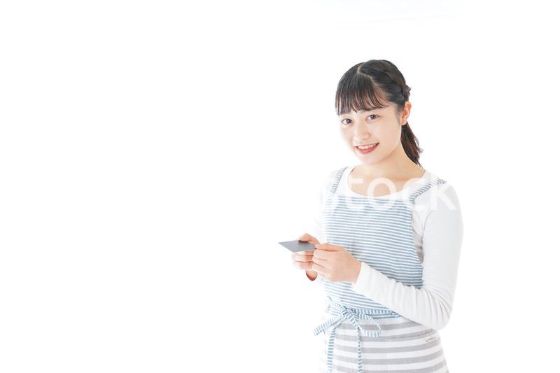 クレジットカード決済をする若いカフェスタッフ