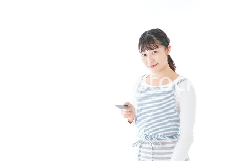 クレジットカード決済をする若いカフェスタッフ